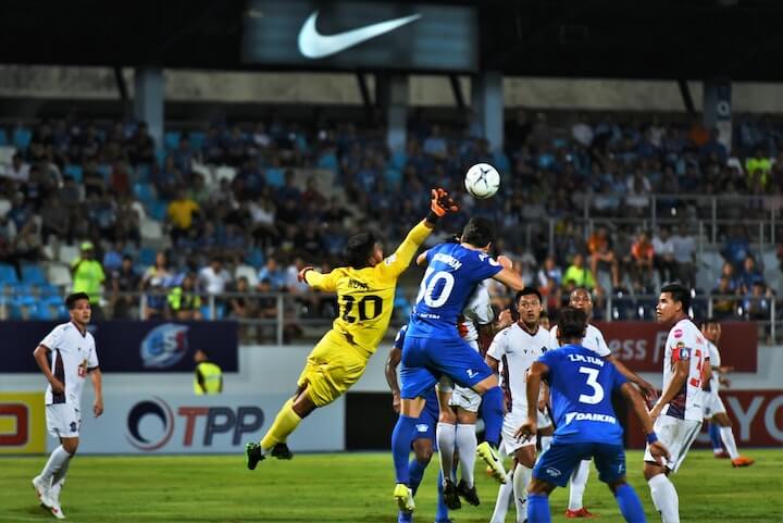 soccer-4-1-3-2-formation striker-gets-a-header-attempt-in-a-4-1-3-2-formation-during-a-soccer-match