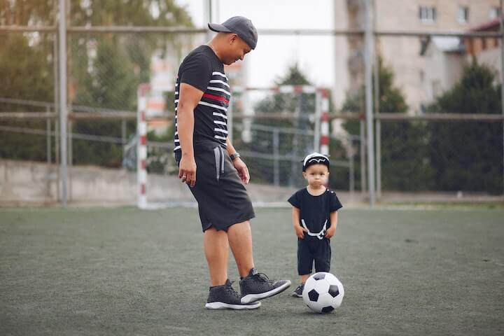 soccer-for-3-year-old-toddler dad-teaches-young-toddler-soccer