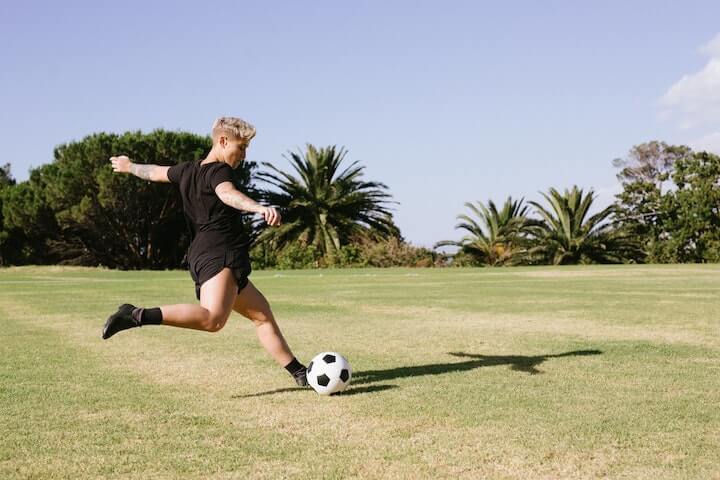9-individual-soccer-drills soccer-player-practices-passing-drills
