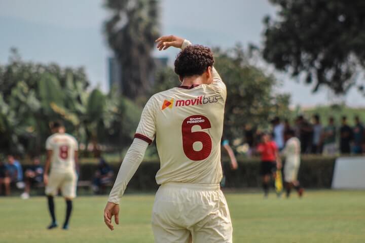number-6-in-soccer midfield-player-wearing-the-number-6-in-soccer