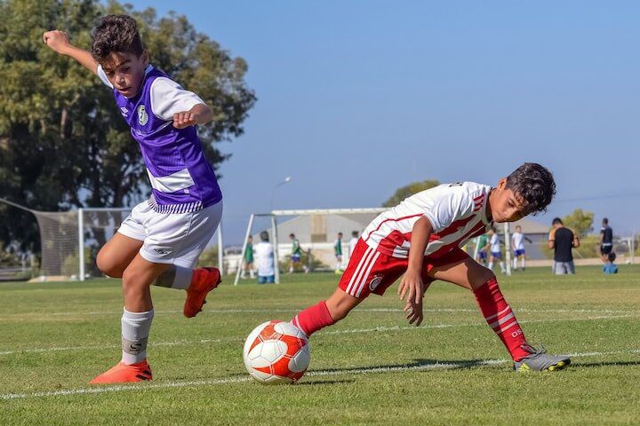 youth fullback in soccer goes 1v1 against winger